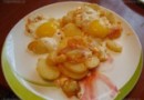 Картофель с яйцами и помидорами