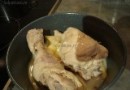 Курица с картошкой в кастрюле