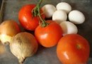 Яичница с помидорами и луком