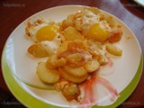 Картофель с яйцами и томатами