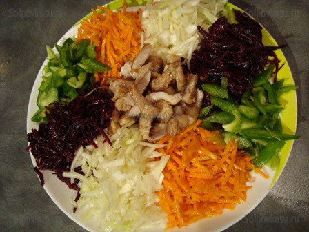 Салат из свеклы и моркови с капустой и мясом