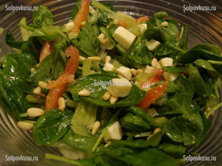 Салат из шпината и зеленой редьки