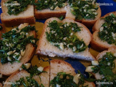 Белый хлеб с чесноком и зеленью