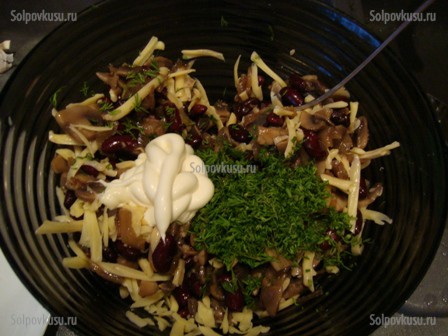 Салат из фасоли и грибов