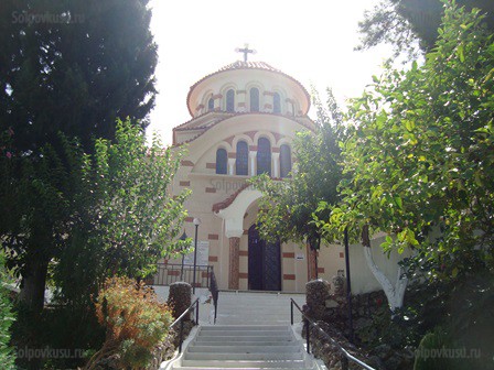 Платан и церковь Св. Нектария